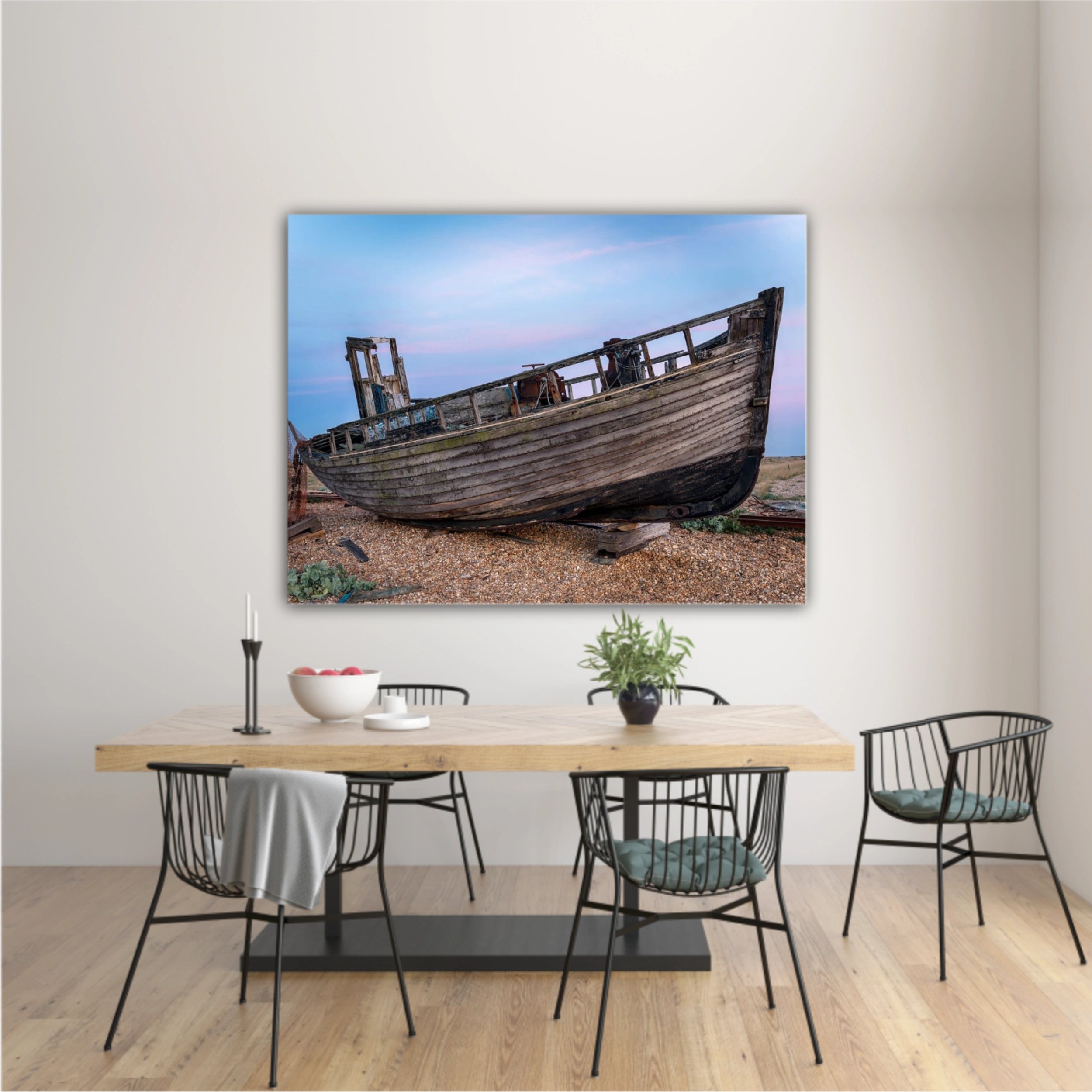 O veche barcă de pescuit din lemn distrusă pe o plajă cu șindrilă sub lumina lunii pline. (EN) An old wrecked wooden fishing boat on a shingle beach under the light of a full moon