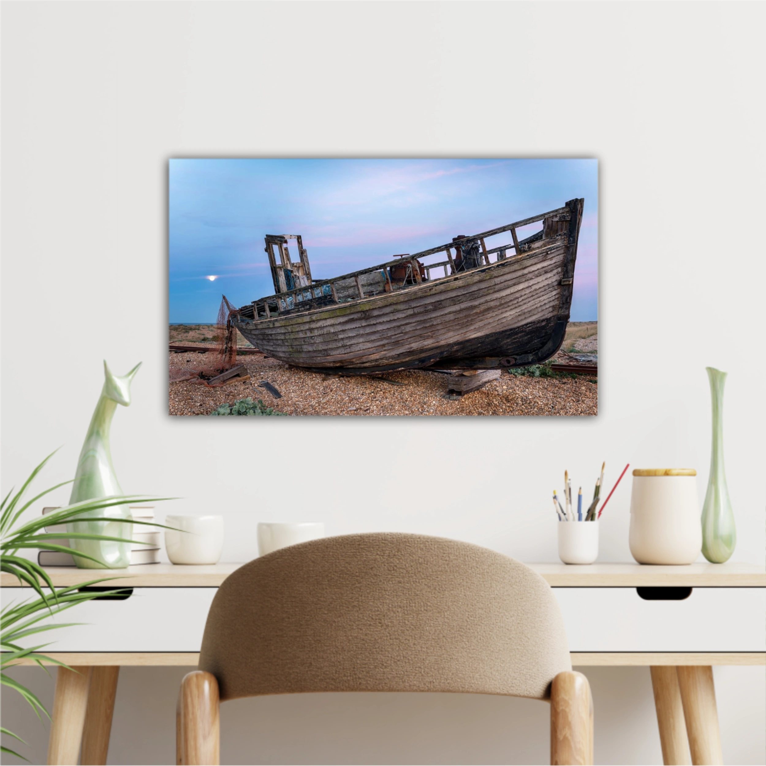 O veche barcă de pescuit din lemn distrusă pe o plajă cu șindrilă sub lumina lunii pline. (EN) An old wrecked wooden fishing boat on a shingle beach under the light of a full moon