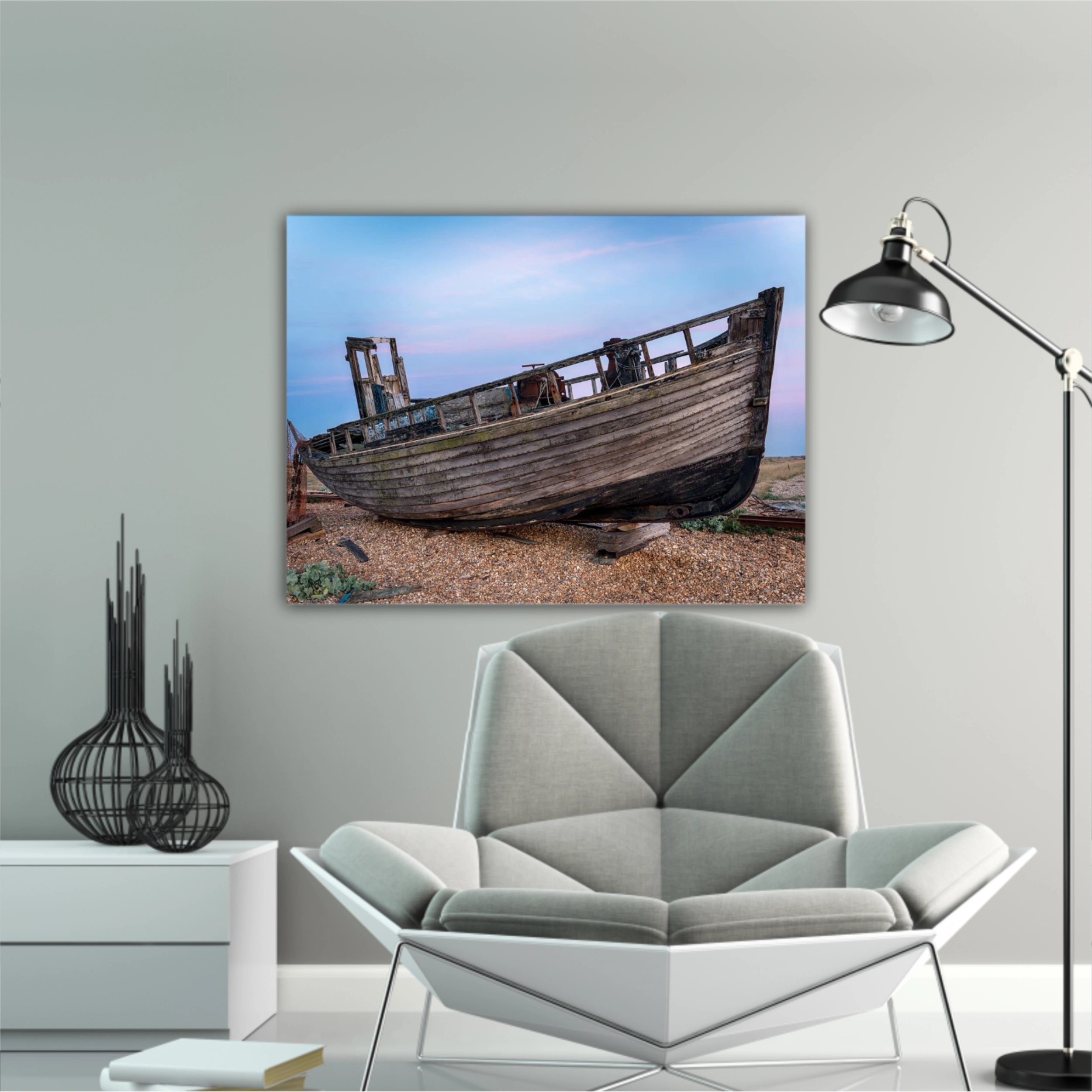 O veche barcă de pescuit din lemn distrusă pe o plajă cu șindrilă sub lumina lunii pline. (EN) An old wrecked wooden fishing boat on a shingle beach under the light of a full moon