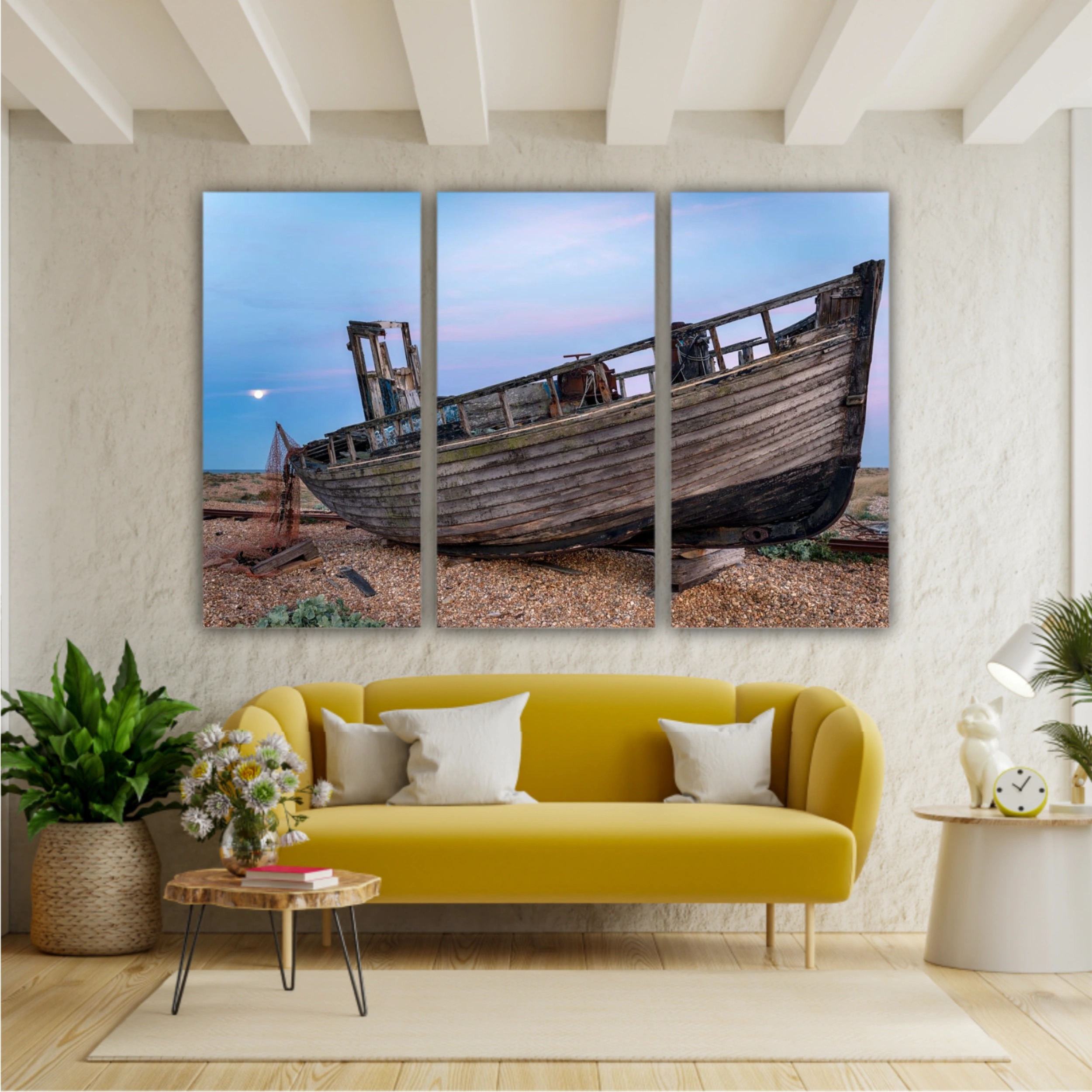 O veche barcă de pescuit din lemn distrusă pe o plajă cu șindrilă sub lumina lunii pline. (EN) An old wrecked wooden fishing boat on a shingle beach under the light of a full moon