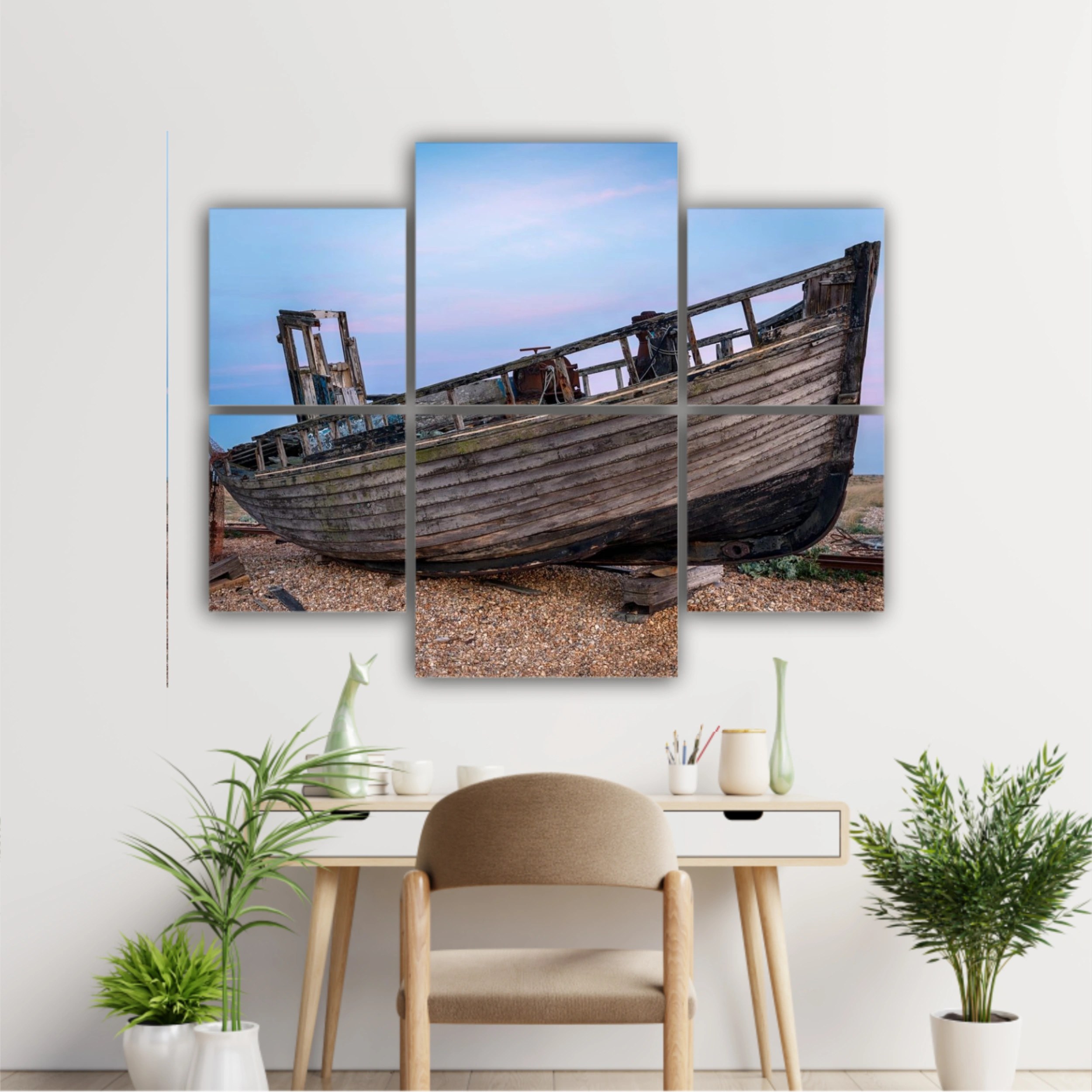 O veche barcă de pescuit din lemn distrusă pe o plajă cu șindrilă sub lumina lunii pline. (EN) An old wrecked wooden fishing boat on a shingle beach under the light of a full moon