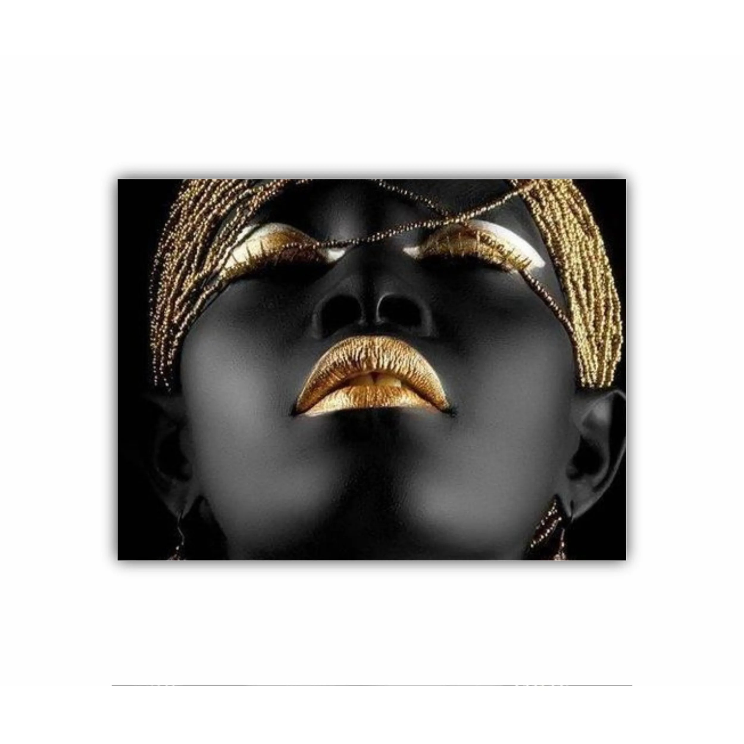 Women in golden details - Lips golden