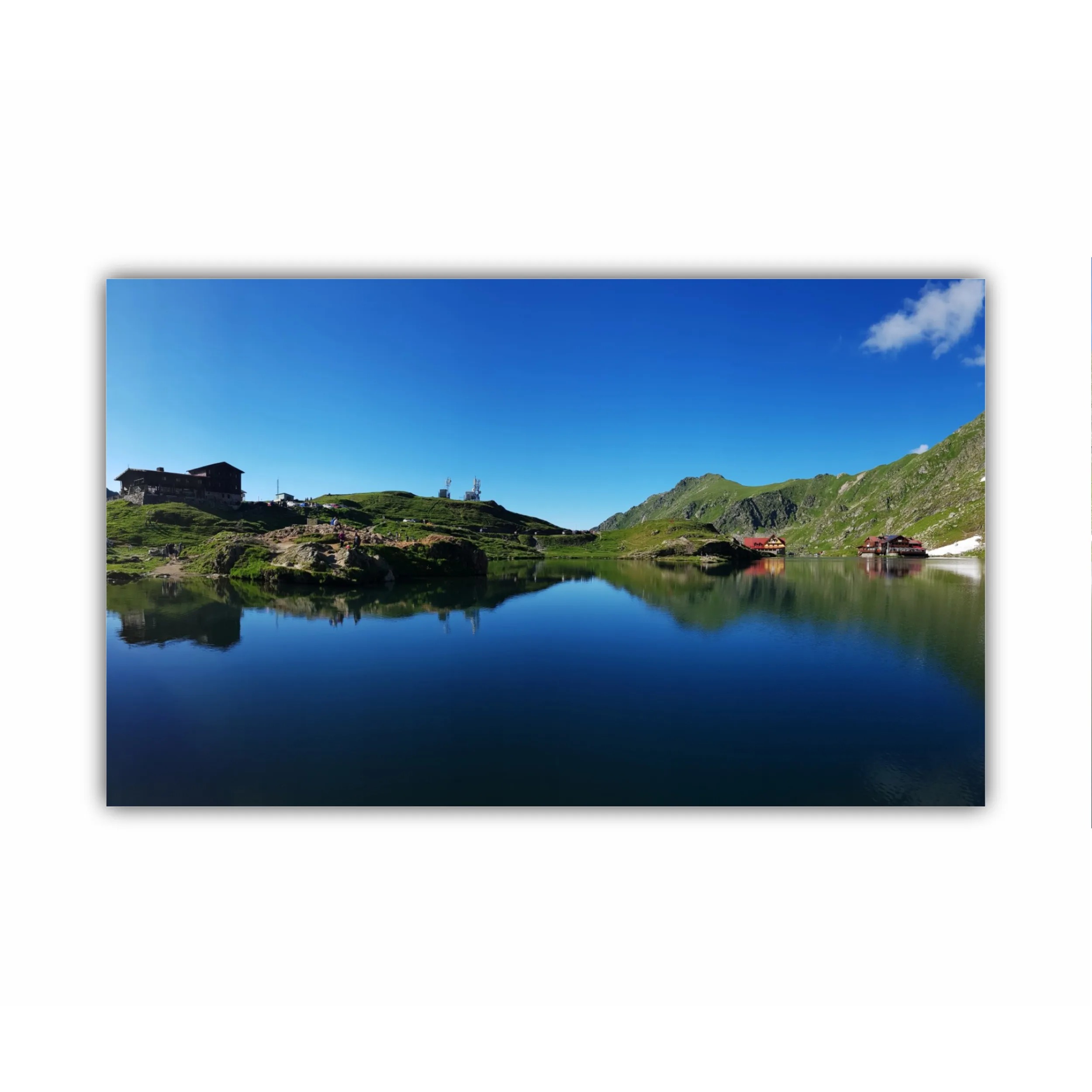 Frumos lac vulcanic Balea la mare altitudine - pe muntii Fagaras - Romania