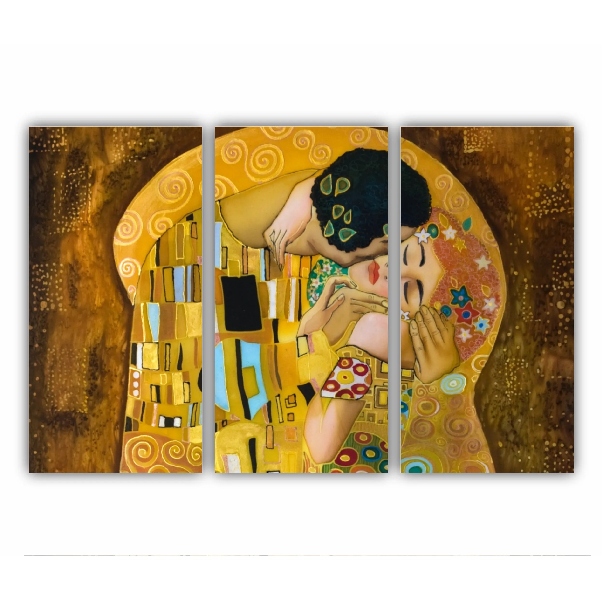 Cuplu care se sărută pe fundal lui Gustav Klimt