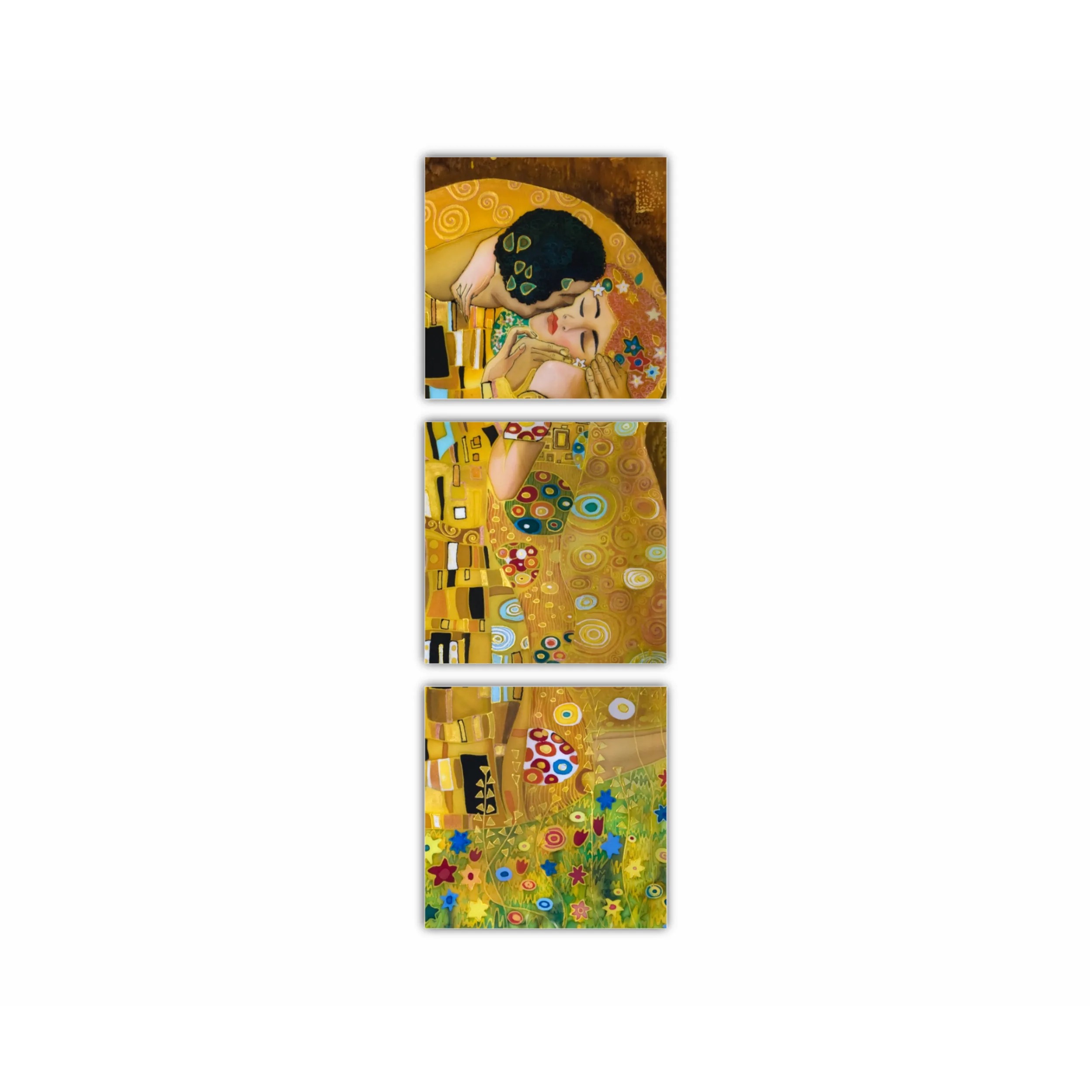 Cuplu care se sărută pe fundal lui Gustav Klimt