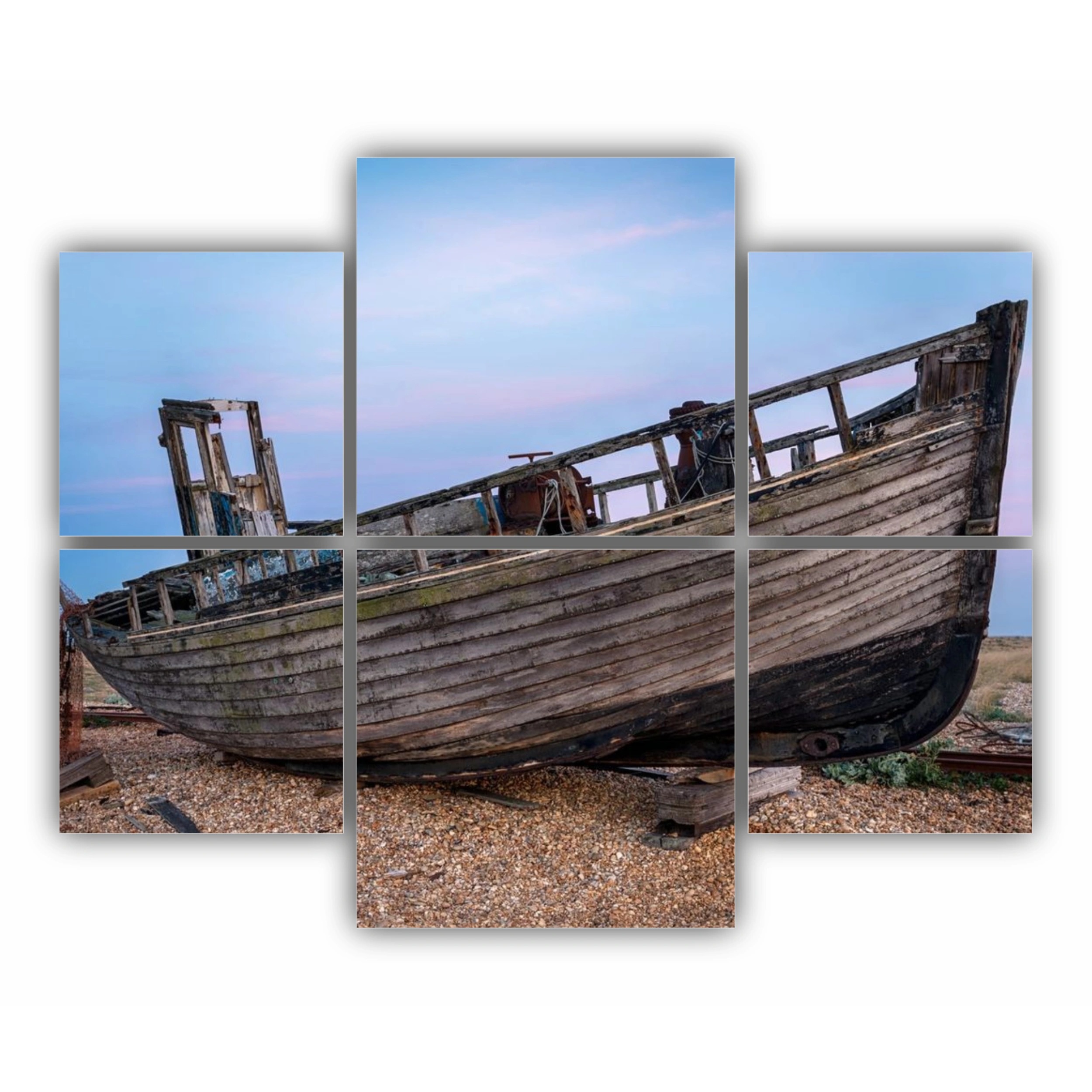 O veche barcă de pescuit din lemn distrusă pe o plajă cu șindrilă sub lumina lunii pline. (EN) An old wrecked wooden fishing boat on a shingle beach under the light of a full moon