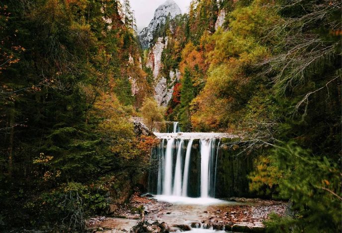 Parau si cascada in defileu