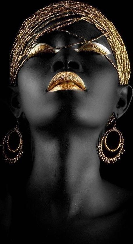 Women in golden details - Lips golden