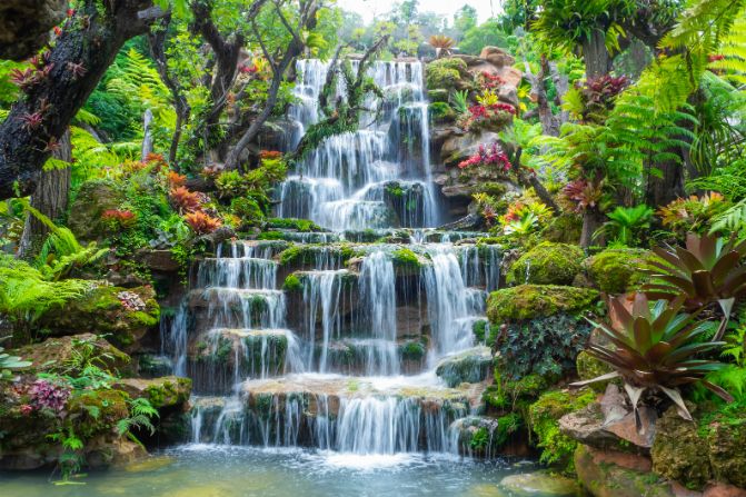 Cascada in Thailanda - Vedere a cascadei in gradina frumoasa