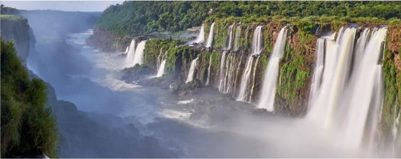 Privire de ansamblu asupra cascadelor Iguazu din gura diavolului 1