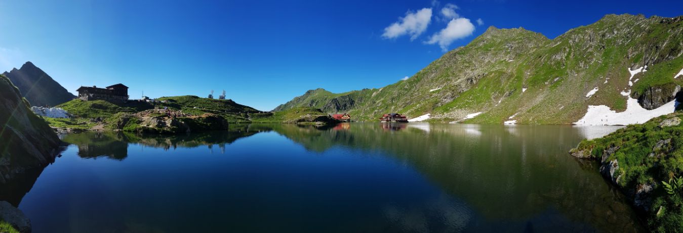 Frumos lac vulcanic Balea la mare altitudine - pe muntii Fagaras - Romania