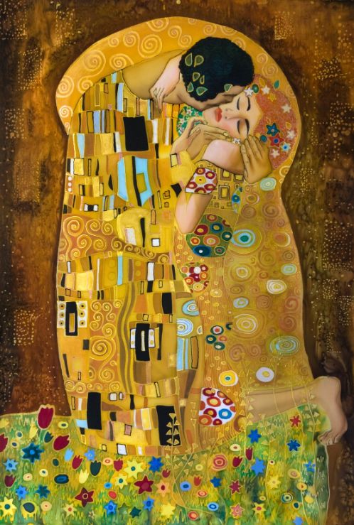 Cuplu care se sărută pe fundal lui Gustav Klimt